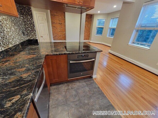 Building Photo - 390 Riverway