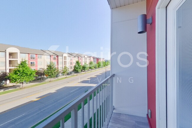 Foto del edificio - 1666 S Razorback Rd