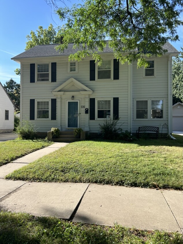 Frente de casa en verano - 1216 2nd St NW