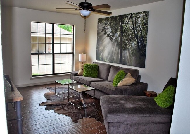 Building Photo - 1604 N Travis