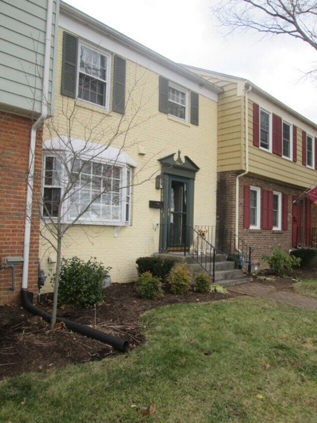Primary Photo - 3 Bedroom 2.5 Half Bath Townhouse