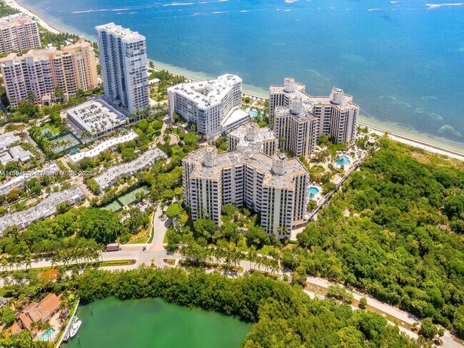 Foto del edificio - 1121 Crandon Blvd