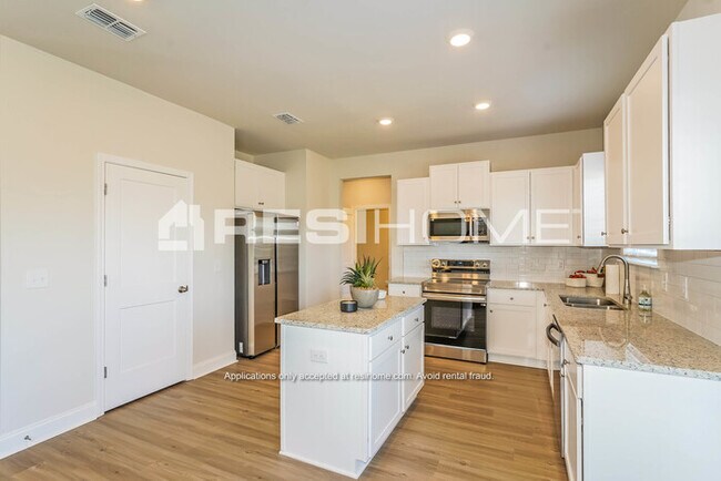 Building Photo - 900 Juniper Ln