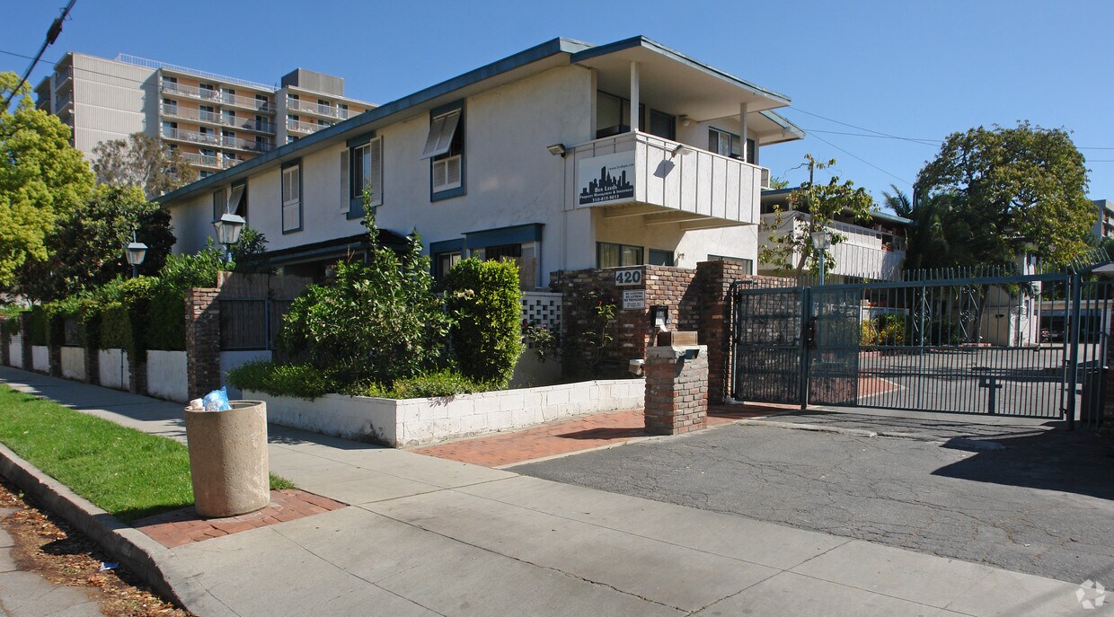 Foto del edificio - 420 N Oakland Ave