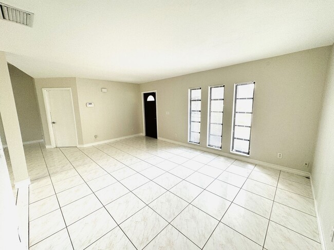 Building Photo - ** NORTH NAPLES ** 3 BED / 2 BATH ** NO HO...