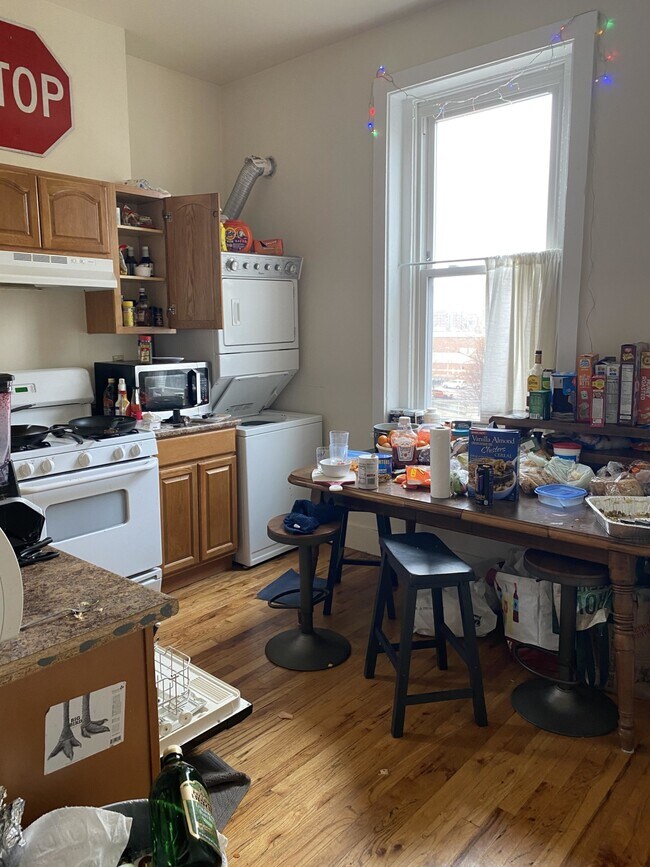 Building Photo - 227 Roxbury St