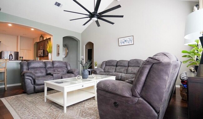 Building Photo - 2109 Mooncrest Dr