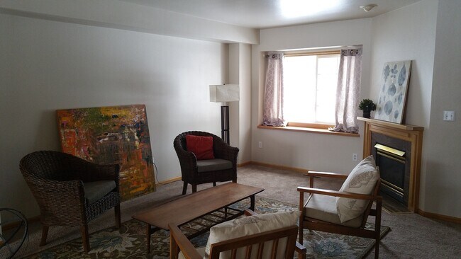 Foto del edificio - FALL 2026 AVAILABILITY!!!  2 bedroom, 2.5 bath condominium on Iowa City's east side