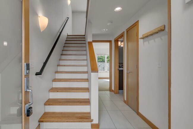 Building Photo - Modern 3 Bedroom Townhouse with Private Pa...
