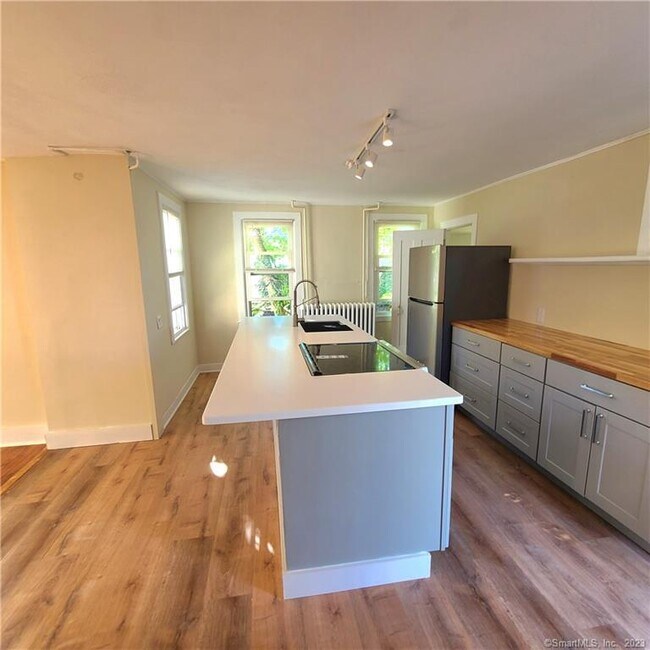 Foto del edificio - 831 Boston Post Rd