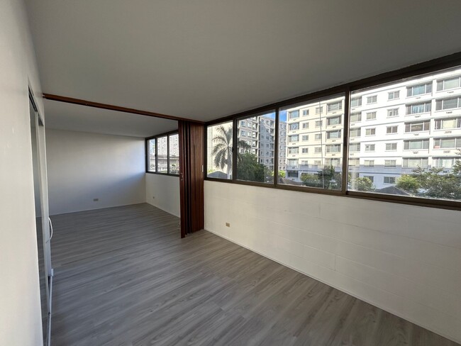 Building Photo - Newly Renovated Spacious Apartment