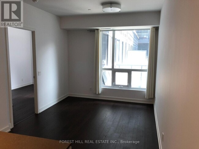 Photo du bâtiment - 1030 King St W