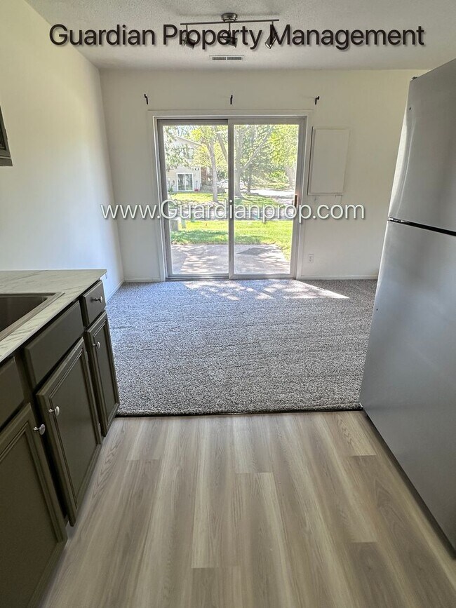 Foto del edificio - Renovated Burnsville Town Home, 2 Car Garage, W/D in Unit, Walk Out Patio, Dishwasher