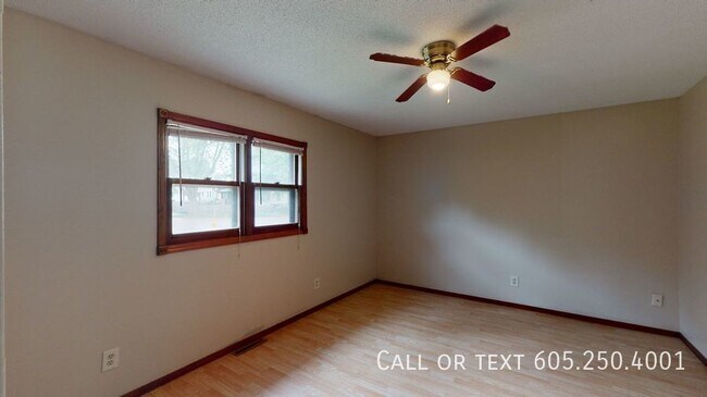 Building Photo - Cozy 2 Bedroom 1 Bathroom Home w/ Garage i...