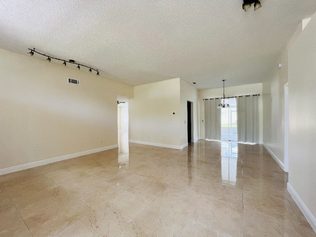 Foto del edificio - 3909 Yellow Finch Ln