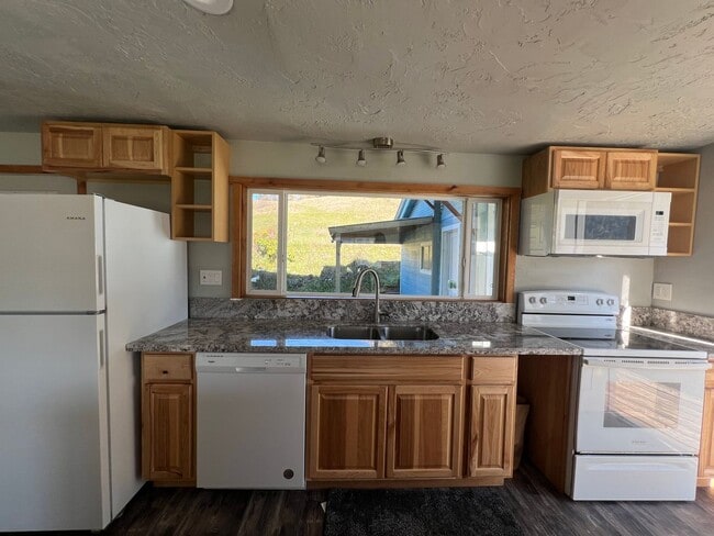 Foto del edificio - Peaceful Country Home with Patio & Detached Garage