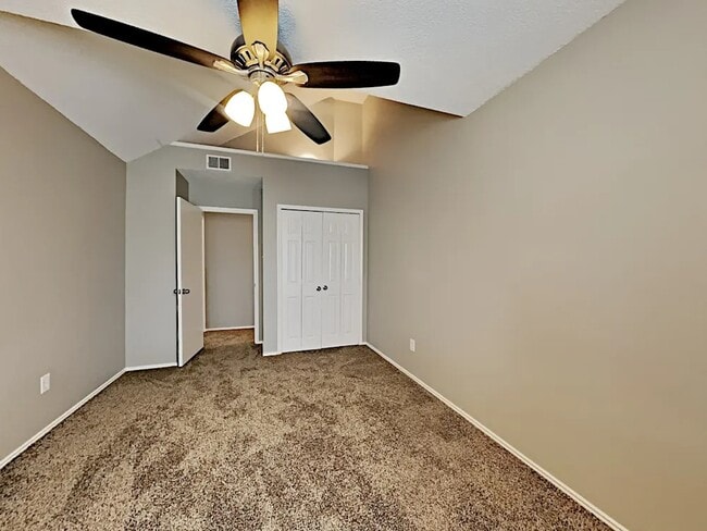 Building Photo - 9214 Oak Hollow Dr
