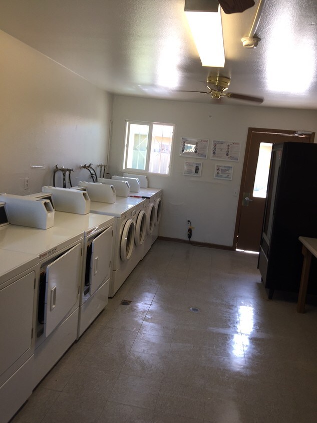 Building Photo - Town and Country Apartments