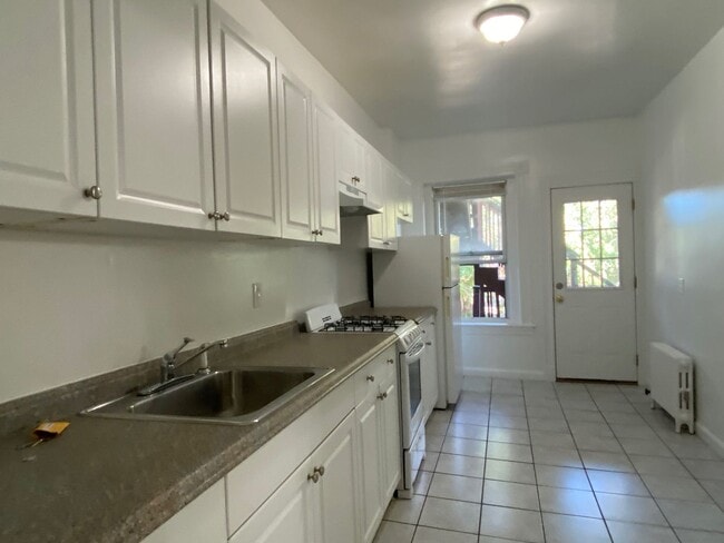 Building Photo - Nice large 3 bed in a prime spot in Allston.