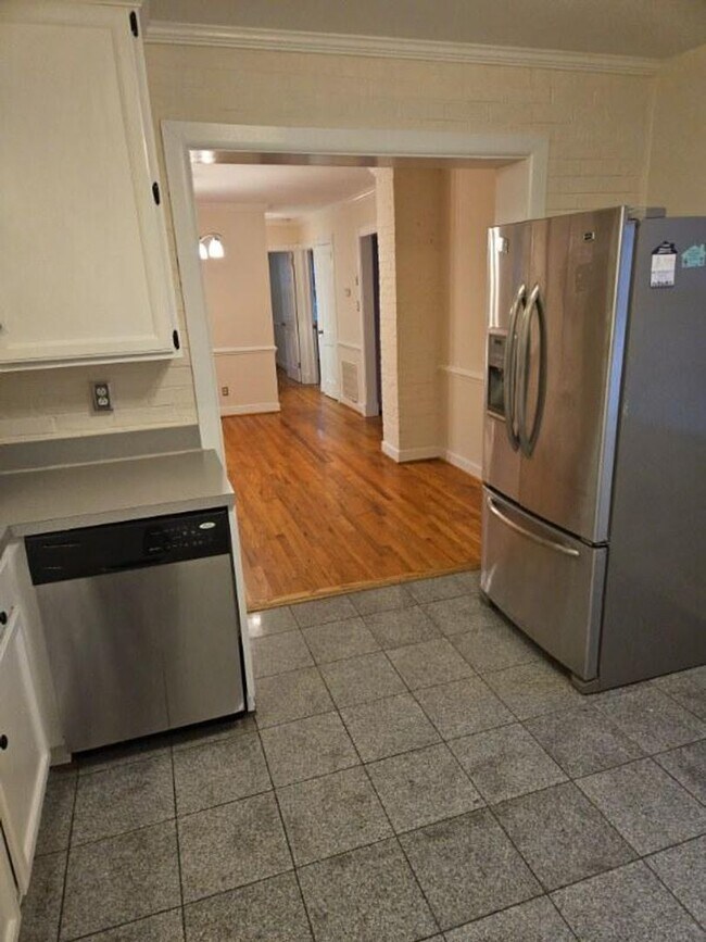 Foto del edificio - 4 Bedroom Cape with Fenced Back Yard!