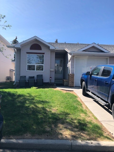 Primary Photo - 68 Catalina Cir NE