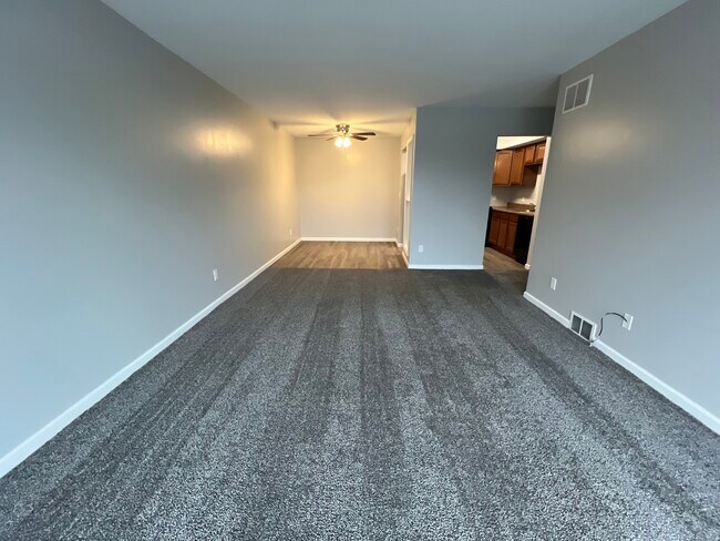 2RB, 1BA - 881SF - Sala de estar con balcón - Fountainview East Apartments