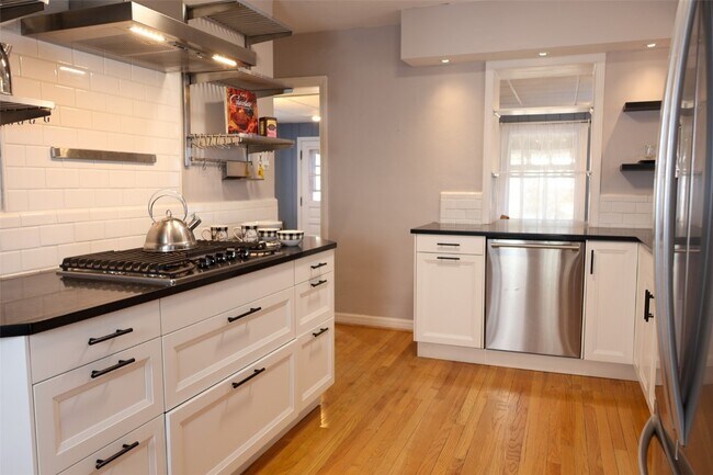 Foto del edificio - 8829 Bridgeport Ave