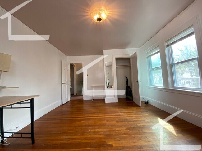 Foto del edificio - Massive House w 3 Parking Spots Included, Laundry in Unit -- Kitchen floors Remodelled, awaiting ...