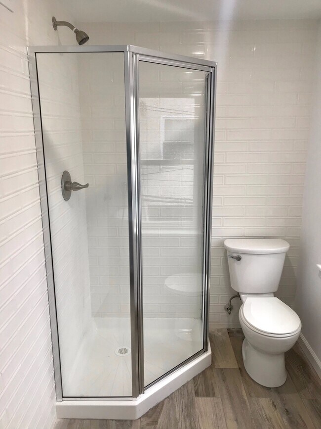 Building Photo - Large 1 Bedroom 1 bath house + Private yard