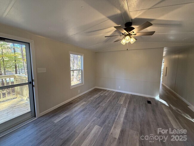 Foto del edificio - 161 Longbranch Rd