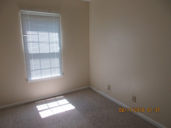 Building Photo - 1221 Villa Ln