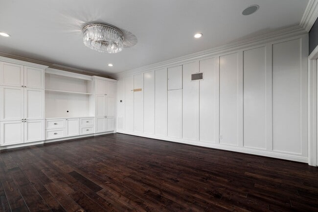 Building Photo - Spacious Studio Located in the Gated Commu...