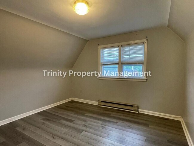 Building Photo - 106 1/2 Burton Ave, Apt B