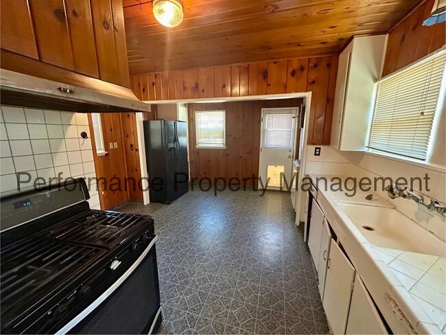 Building Photo - Charming 2 Bed/1 Bath N Bakersfield Home w...