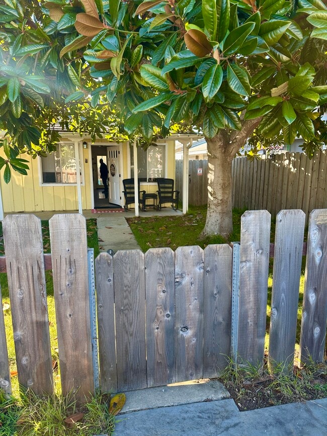 Building Photo - 2101 Sunset Ave