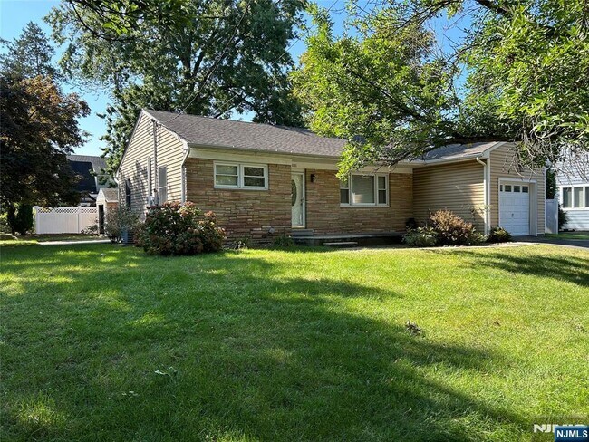 Foto del edificio - 10-11-11 Alexander Ave