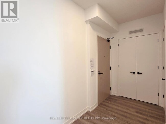 Photo du bâtiment - 8 Interchange Wy