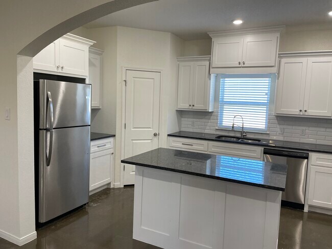 Building Photo - 704 Sugar Mill Ct