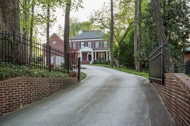 Building Photo - 4566 Peachtree Dunwoody Rd