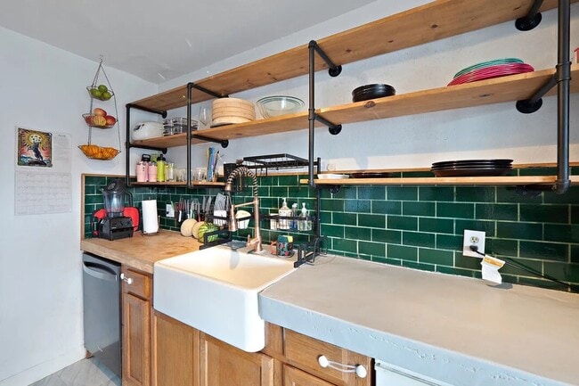 Building Photo - 2/2 Beautifully Renovated Partially Furnis...