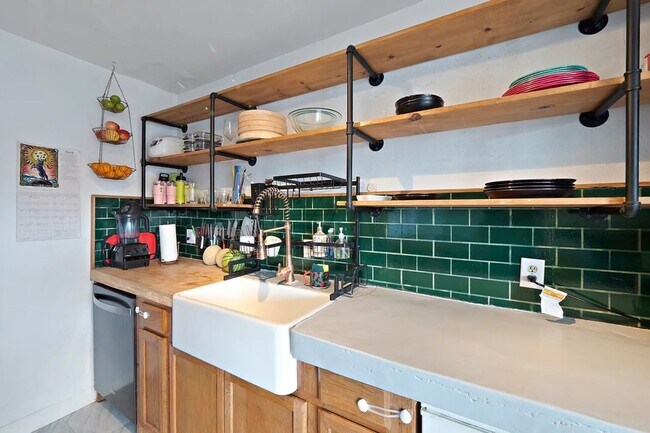 Foto del edificio - 2/2 Beautifully Renovated Partially Furnis...