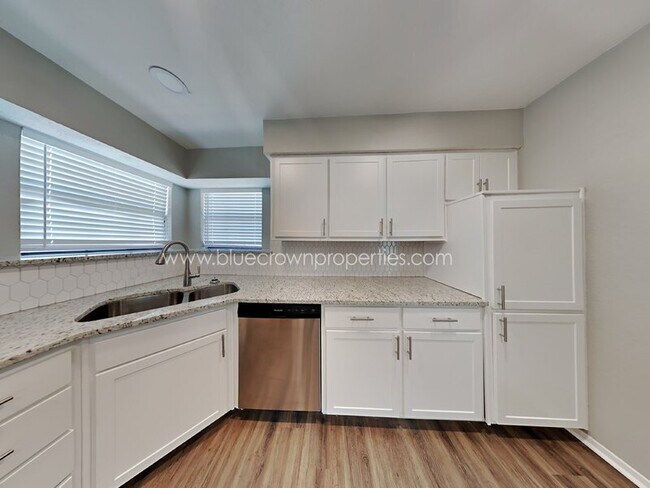 Foto del edificio - 615 Stoneybrook Dr