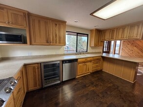 Building Photo - 1241 Vista Way