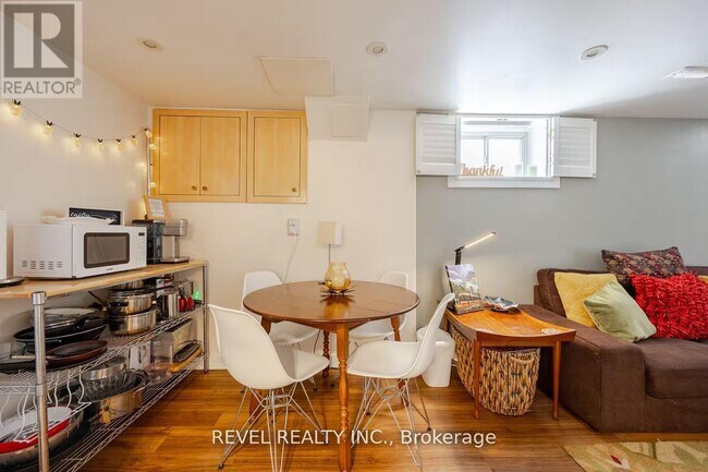 Photo du bâtiment - 16 A Denison BSMT Ave