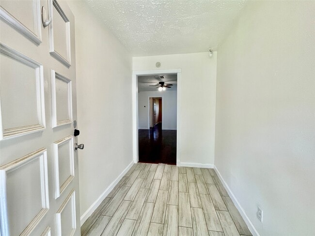 Building Photo - 5375 Little John Ln