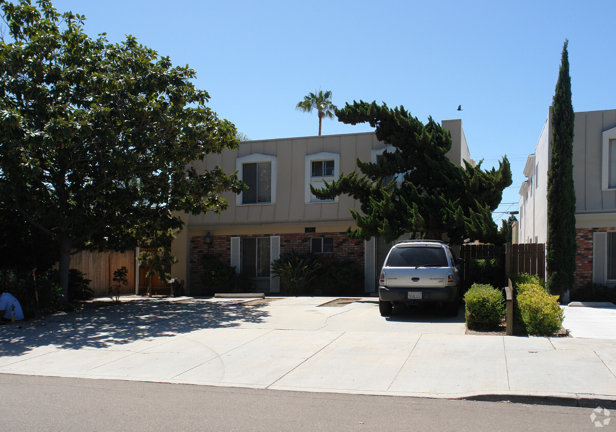 Primary Photo - Chalcedony Apartments