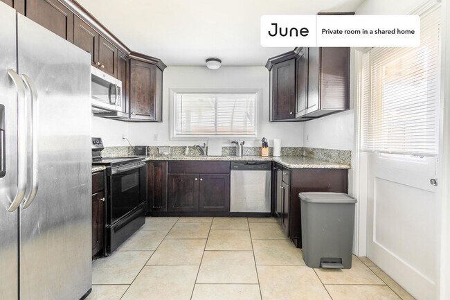 Foto del edificio - Room in Shared 7 bed/3 bath home