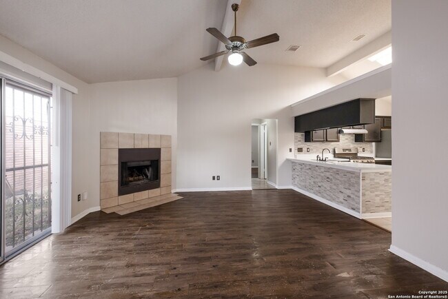 Foto del edificio - 6307 Candlecrest Ct