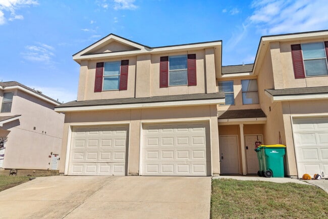 Foto del edificio - "Spacious 3-Bed Retreat with 2.5 Baths – Your Ideal Home in Universal City!"