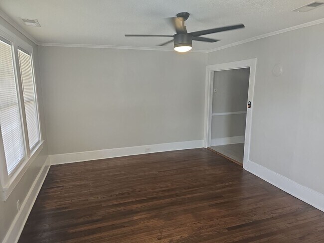 Building Photo - 2 Bed 1 Bath duplex